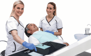 Tannlegeunit- to jenter behandelr mann. Dental Sør